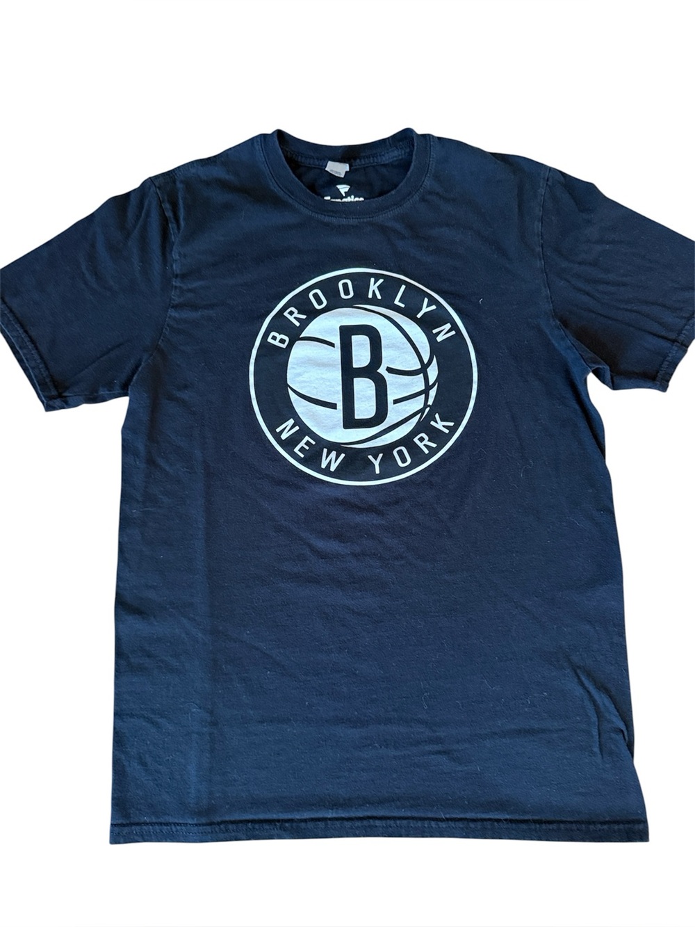 FANATICS BROOKLYN NETS #11 KYRIE IRVING MENS BLACK WHITE LOGO NBA BASKETBALL TEE